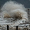 Istru zahvatilo nevreme: U Rovinju more poplavilo šetalište - na snazi narandžasti meteoalarm