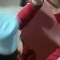 Potresan snimak: Pogledajte momenat kada Novaka Đokovića pogađa flaša u glavu! Sa bolnom grimasom je pao...