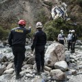 У удесу аутобуса у планинском појасу Перуа погинуло најамање 13 а повређено 18 путника