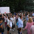 Skup PODRŠKE NAPADNUTOJ NASTAVNICI: Roditelji i učenici se okupilI ispred škole na Novom Beogradu (FOTO)
