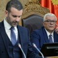 Prekinut Premijerski sat, Andrija Mandić preti kaznama, opozicija okružila premijera Spajića u holu: Šta se događa u…