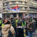 Održan protest ispred Radio Beograda, među okupljenima i studenti i glumci Ateljea 212