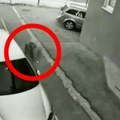 (Video) Beograđane uspaničio snimak sa kaluđerice: Nadzorne kamere "uhvatile" čoveka sa kapuljačom: Upozorenje se širi…
