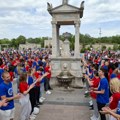 (VIDEO) Više od 1.000 maturanata plesalo kadril na centralnom niškom trgu