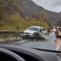 Na vozilima totalna šteta! Težak sudar na putu Kraljevo - Raška: Stvaraju se zastoji (video)