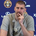 "Sećam se, bili smo u avionu, plakao sam..." Jokića posle čudesne utakmice podsetili na jedan od najtužnijih trenutaka koje je…