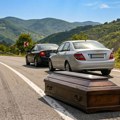 Bizarna scena na magistrali kod Priboja: Mrtvački sanduk sa pokojnikom ispao nasred puta