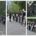 VIDEO Jake policijske snage u Ćacilendu: Građanima koji su pokušali da uđu u Pionirski park rečeno da je ulaz dozvoljen…