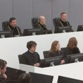 Incidenti u Hagu posle izricanja presude Hašimu Tačiju: Okupljeni skakali po policijskom vozilu VIDEO