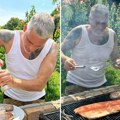 Skinuo se u potkošulju, pa raspalio roštilj! Čeda Jovanović zapalio mreže fotografijom - malo tuna, malo losos! (foto)