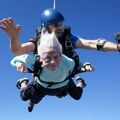 Pogledajte tu radost! Starica (104) skočila padobranom u želji da obori svetski rekord: "Godine su samo broj"