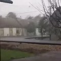 Selo kod Bačke Palanke zbog nevremena pretrpelo štetu, vetar nosio krovove i bandere u Vojvodini (VIDEO)