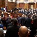 Konstituisan saziv Skupštine Srbije – buran početak uz pištaljke i transparente, polaganje zakletve u sali i holu