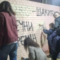 Skup podrške Gruhonjiću u Novom Sadu: Prekrečen grafit mržnje na ulazu u njegovu zgradu (FOTO)