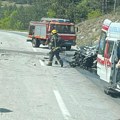 Jeziva nesreća kod Zlatibora: Auto se zakucao u kamion, vozača izvlačili vatrogasci (foto)