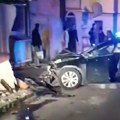 Snimak nakon stravične nesreće na Vračaru: Zakucali se automobilom u kuću, hitno prevezeni u Urgentni