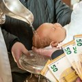 Нови тренд међу родитељима "да зараде на деци": Крсте дете месец пре првог рођендана, да узму дупли новац?