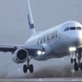 Avion morao hitno da sleti zbog čudnog mirisa u kabini: Istraga odmah pokrenuta, stjuardesa momentalno prebačena u bolnicu!