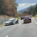 Jeziv sudar dva automobila na putu za Bosnu! Vozila slupana, policija na licu mesta!