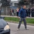 Incident u Novom Sadu: Pokušao da se obračuna, zaleteo se na učenike (VIDEO)