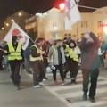 VIDEO Muškarac potegao nož na demonstrante u Inđiji: Policija ga sprečila