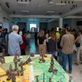 Otvorena multimedijalna izložba „Peta strana sveta“ u Galeriji Kuće Đure Jakšića