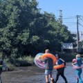 (Foto) "i Borča ima more": Hit prizor nakon razornog nevremena, građani u čizmama i šlaufima: "Udri brigu na veselje"