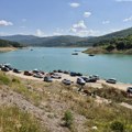 VELIKI BROJ IZLETNIKA NA ZAVOJSKOM JEZERU, VODOSTAJ ZNATNO NIŽI