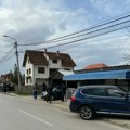 Izgubio kontrolu, udario u betonski stub, pa uleteo čoveku u dvorište! U ovoj ulici u Čačku svaki dan se desi neka nesreća…