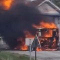 (Video) Vatra guta autobus! Jeziv prizor u Kragujevcu: Od vozila nije ostalo bukvalno ništa