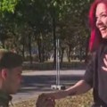 (Video) Pogledajte reakciju devojke koju je mladi vojnik zaprosio nakon najveće vojne parade u Srbiji Svoje umeće pokazao u…