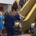 Tramp i Melanija zapeli na stepenicama: Snimak postao viralan VIDEO