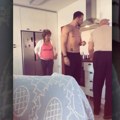 (Foto): Naš glumac (35) došao u Beograd sa prelepom ruskinjom Žena ga snima, on bez majice, tu su njegovi roditelji: "Stigao u…