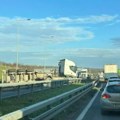 Prevrnuta prikolica paralisala obilaznicu! Saobraćaj ka Novom Sadu gotovo stoji, vozači zaglavljeni u ogromnim zastojima