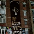Vraćen transparent "Mir Božiji, Hristos se rodi" na trg u Severnoj Mitrovici