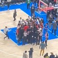Skandal u NBA: Košarkaši ušli u žestok klinč, jednog vukli do svlačionice da ne bi letele pesnice