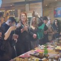 Ćana okupila kolege i napravila žurku: Svi na nagoma, nazdravljaju, a tu su joj i sin i muž: Ovako oni izgledaju (foto/video)…