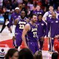 Dončić se poigravao sa "bejbi Jokićem" i družinom! Lejkersi zabeležili sedmi uzastopni trijumf, Luka brojao do 40!