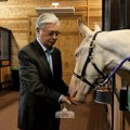 Председник Казахстана посетио шталу и лично нахранио своје љубимце