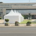 Uoči dana policije ispred Palate Srbije postavljeno 16 belih šatora