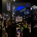 Tridesetak nasilnika iživljavalo se nad autobusom mirnih ljudi koji su se vraćali sa mitinga u Beogradu