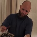Dobio je inicijale čoveka kojeg treba da ošiša i lokaciju na koju da se pojavi! Frizer stigao u hotel, a tamo ga je sačekalo…