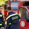 Drama na Novom Beogradu: Plamen progutao automobil, vozač prevezen u bolnicu