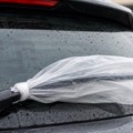 Vozači masovno stavljaju plastičnu kesu preko zadnjeg brisača: Imaju dobar razlog za to - trik koji provereno radi