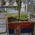 Kreni-promeni objavio video: Naprednjaci pred skup u Nišu koristili srpske zastave da prekriju table sa imenima žrtava pada…