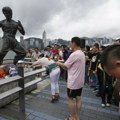 Pola veka od smrti Brusa Lija: Fanovi se okupili u Hongkongu (foto)