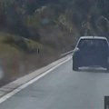 Drogirani mladić divljao na putu: Užice-Zlatibor Preticao kolonu preko pune linije brzinom od 143,6 km/h (video)