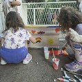 Mali umetnici oslikali žardinjere u jednom niškom dvorištu
