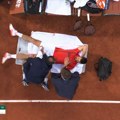 Ovo je zabrinulo sve Đokovićeve navijače: Novak izgubio set, a onda su na teren stigli lekari