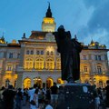 Novosadski studenti ispred Gradske kuće prate izbore u Kosjeriću i Zaječaru